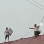 Viral Maling di Pontianak Bertarung dengan Warga di Atap Rumah, Endingnya Masuk RS