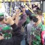 Cegah Pelecehan Seksual, Pasukan TNI Ikut Berdesakan Jaga Penumpang Bus Transjakarta