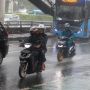Tak Perlu Risau, Begini Tips Kendarai Motor Listrik di Musim Hujan