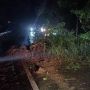 Tanah Longsor Tutup Jalan Raya di Malang, Pengendara Perlu Waspada