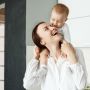 5 Manfaat Bernyanyi untuk Bayi, Bisa Mengurangi Stress!