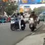 Bikin Kesel, Cewek Nyetir Motor Sein Kiri tapi Belok Kanan Lalu Putar Balik di Jalur Satu Arah