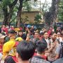Desak Polisi Bongkar Barrier Beton dan Kawat Berduri di Patung Kuda, Massa KASBI: Bapak Punya Istri Kan?