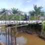 Dear Pemkot Bontang, Jembatan Penghubung di Kelurahan Api-api Nyaris Putus, Warga Pasang Papan Peringatan