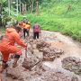 Diguyur Hujan Deras Semalaman, Longsor Tutup Akses Jalan di Suralaya