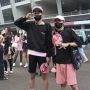 Jauh-jauh dari Bandung, 2 Lelaki Ini Tampil Totalitas Nonton BLACKPINK
