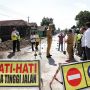 Cek Jalan Raya Solo-Purwodadi, Ganjar Pastikan Perbaikan Jalan Rusak Dikerjakan Optimal