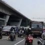 Diduga Alami Rem Blong, Sebuah Truk Fuso Tabrak 3 Pemotor di Lampu Merah Slipi
