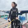 Prilly Latuconsina Punguti Sampah di Pantai saat Seleb Lain Pamer Nonton Konser, Panutan Banget!