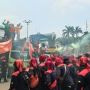 Nyalakan Flare Sambil Bernyanyi di Gerbang DPR, Partai Buruh: Jangan Kembali Pulang, Sebelum Kita Yang Menang!