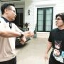 10 Potret Rumah Arie Untung, Penampakan Dapurnya Jadi Sorotan