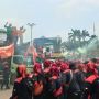 Nyalakan Flare Sambil Bernyanyi di Gerbang DPR, Partai Buruh: Jangan Kembali Pulang, Sebelum Kita Menang!