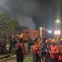 Tolak Imbauan Pulang dari Polisi, Massa GEBRAK Bertahan di Depan DPR hingga Malam Ini