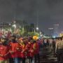 Tolak Imbauan Pulang dari Polisi, Massa GEBRAK Masih Bertahan di Depan Gedung DPR hingga Malam