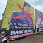 Massa Demo Tolak Perppu Cipta Kerja, Wajah Airlangga-Luhut Dicoret di Baliho Raksasa dan Menkeu Dibuat Bak Drakula