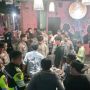 Razia Cafe Malam Hari, Polisi Temukan 8 Wanita Dan 20 Pria Beserta Kondom