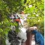 Viral Video Sejumlah Ukhti Trekking di Air Terjun Tumpak Sewu Pakai Gamis
