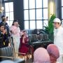 Ajak Indra Bekti sebagai Model, Desainer Surin Perkenalkan Baju Lebaran Bertema Bunga Sakura