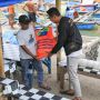 Cegah Kecelakaan Saat Menangkap Ikan, Komunitas Nelayan Serahkan Bantuan Alat Keselamatan