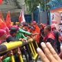 Demo Buruh Memanas, Massa Tendang Dan Goyang-goyangkan Pagar Kemnaker!