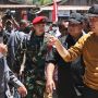 Bestie Banget! Momen Jokowi dan Prabowo Pakai Topi Kembar di Pasar Youtefa Papua