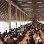 Masjid Istiqlal hingga Masjid Raya Sheikh Zayed Sediakan Ribuan Makanan Berbuka Puasa