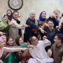 9 Potret Aming Buka Puasa Bareng Rekan Artis, Penampilan Macho Curi Perhatian
