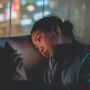 Mudah Dilakukan! Ini 5 Cara Mencegah Mata Lelah Akibat Menatap Layar Ponsel