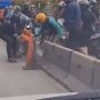 Barbar Banget! Pemotor Kompak Bongkar Separator Busway di Slipi Gegara Ogah Kena Macet