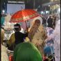 Bikin Haru, Momen Anak Laki-laki Payungi Ibu Salat Tarawih saat Hujan Deras