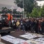 Sempat Turunkan Bendera dan Naik Meja DPRD, Ratusan Mahasiswa Demo Tuntut Pendidikan Gratis