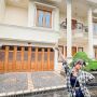 Isi Garasi di Rumah Rp13 Miliar Milik Fuji, Ada Vespa sampai BMW