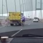 Viral Dua Pesepeda 'Gandol' Belakang Truk di Jembatan Suramadu, Warganet: Beban Jalanan
