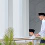 Salat Jumat Bareng Jokowi di Solo, Ganjar Malah Gagal Fokus Sama Jan Ethes