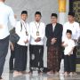 Foto Bareng Jokowi dan Bapak-bapak, Pose Jempol Jan Ethes Mewakili Banget!