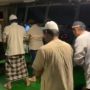 Salut, Para ABK Tetap Khusyuk Salat Tarawih di Tengah Arus Gelombang Laut