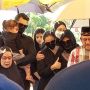 Hadiri Prosesi Pemakaman Jenazah, Asmirandah Tertunduk di Makam Ayahnya