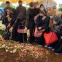 Asmirandah Tertunduk di Makam Ayah, sang Ibu Hampir Ambruk