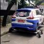 Parkir Sembarangan di Bahu Jalan, Mobil Bea Cukai Diderek Petugas Dishub di Jaksel