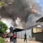 Hingga Sabtu Siang, Petugas Damkar Masih Berjuang Padamkan Kebakaran di Pabrik Plastik Bekasi