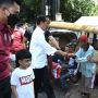 Kunjungi Sejumlah Pasar di Solo, Jokowi Bawa Jan Ethes Bagi-bagi Sembako ke Pedagang dan Tukang Becak