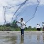 Komunitas Nelayan Berikan Bantuan Jala dan Bibit Ikan untuk Kelompok Pelaut Sungai di Oku Timur