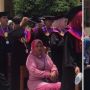 Wisudawan Tutupi Kepala Ibunya Pakai Topi Toga saat Cuaca Panas: Bukti Kasih Sayang