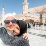 7 Potret Kebersamaan Mikhayla dan Nia Ramadhani di Tanah Suci Mekah, Makin Adem saat Mengenakan Jilbab