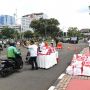 Jokowi Lambaikan Tangan saat Bagi-bagi Sembako ke Ojol di Depan Istana