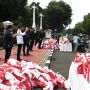 Momen Jokowi Bagi-bagi Sembako Lebaran untuk Pengemudi Ojol