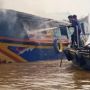 Detik-Detik Kapal Jukung Angkut 40 Ton Beras Terbakar di Sungai Musi