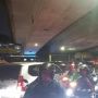 Simpang Tendean dan Kuningan Jaksel Macet Parah Malam Ini, Pemotor Berebut Jalan: Woi Mundur Gantian!