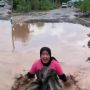 Emak-Emak Nekat Berenang di Jalan Rusak Rumbia Lampung: Dulu Bisa Mancing, Sekarang Jadi Waterboom