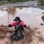 Emak-Emak Jengkel Renang di Jalan Rusak Lampung: Dulu Bisa Mancing, Sekarang Waterboom